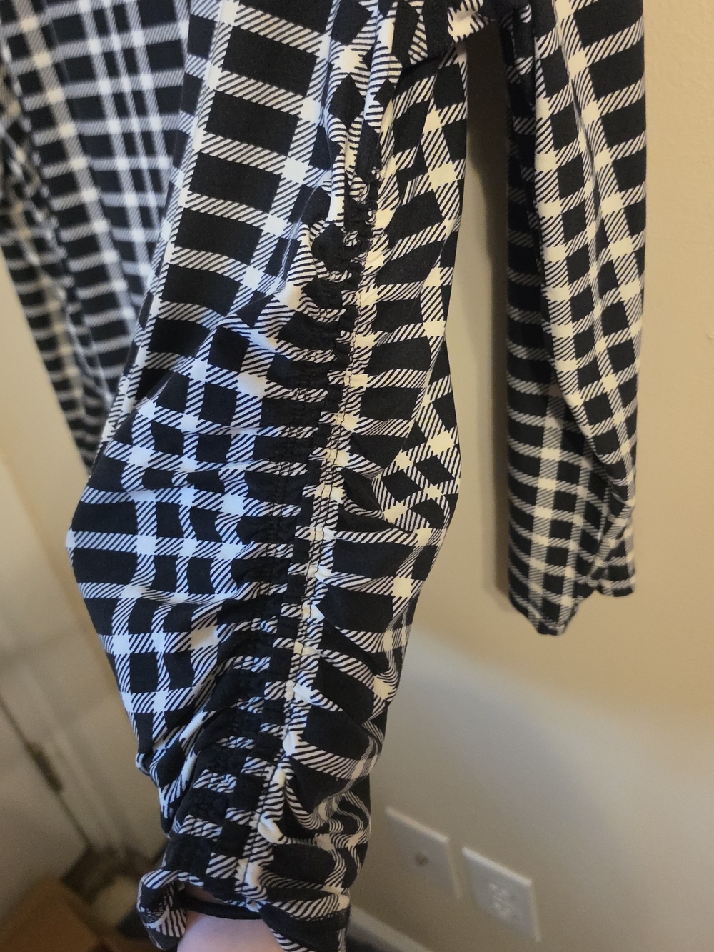 Livi Black and White V Neck Long Sleeve Shirt. In EUC - Picture 4 of 6